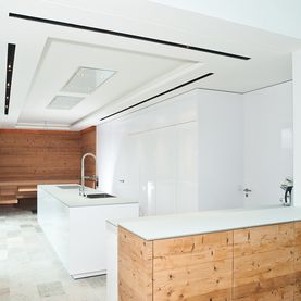 Weiß Küche mit Holz