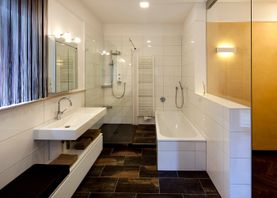 Badezimmer dunkler Boden helle Wandfliesen
