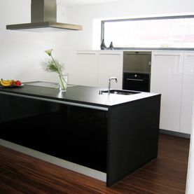 Küche mit hochwertigen Oberflächen