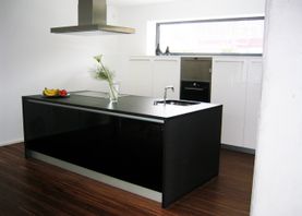 Küche mit hochwertigen Oberflächen